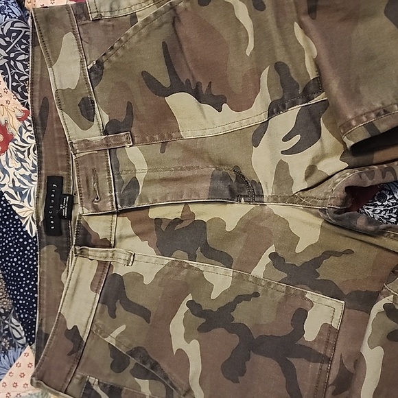 Sanctuary Camouflage Cargo Pants - Picture 3 of 7